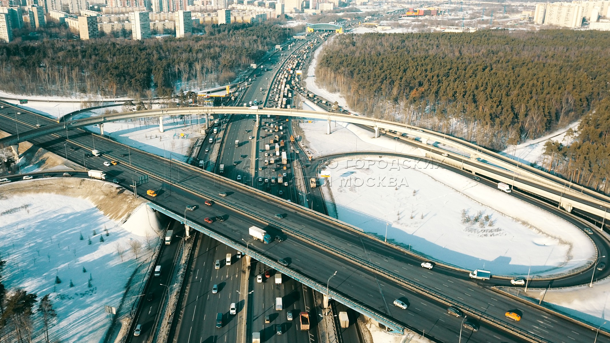 Транспорт ленинградское. Развязка Капотня МКАД. Съезд с МКАД. Мост на МКАД через Москва реку Капотня.