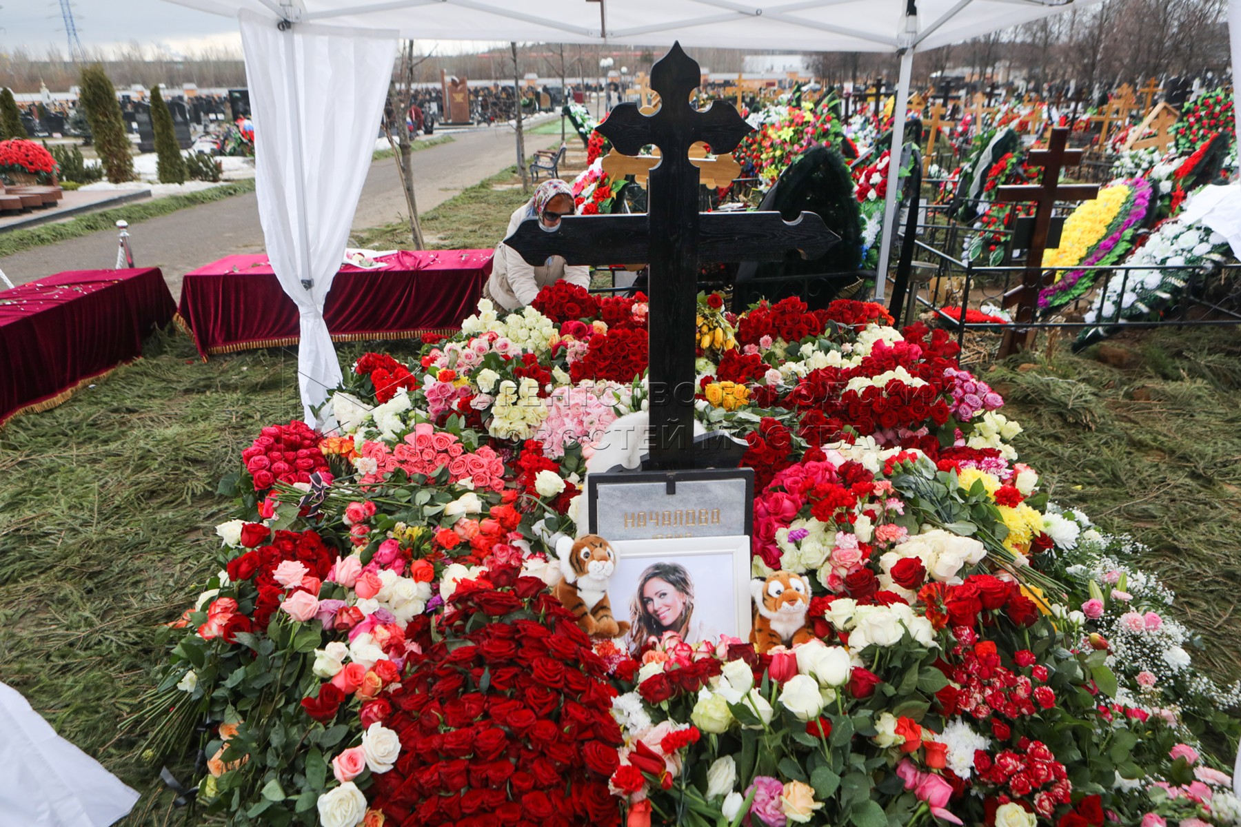 Где похоронят началову. Троекуровское кладбище могила Юлии Началовой. Могила Юлии Началовой.