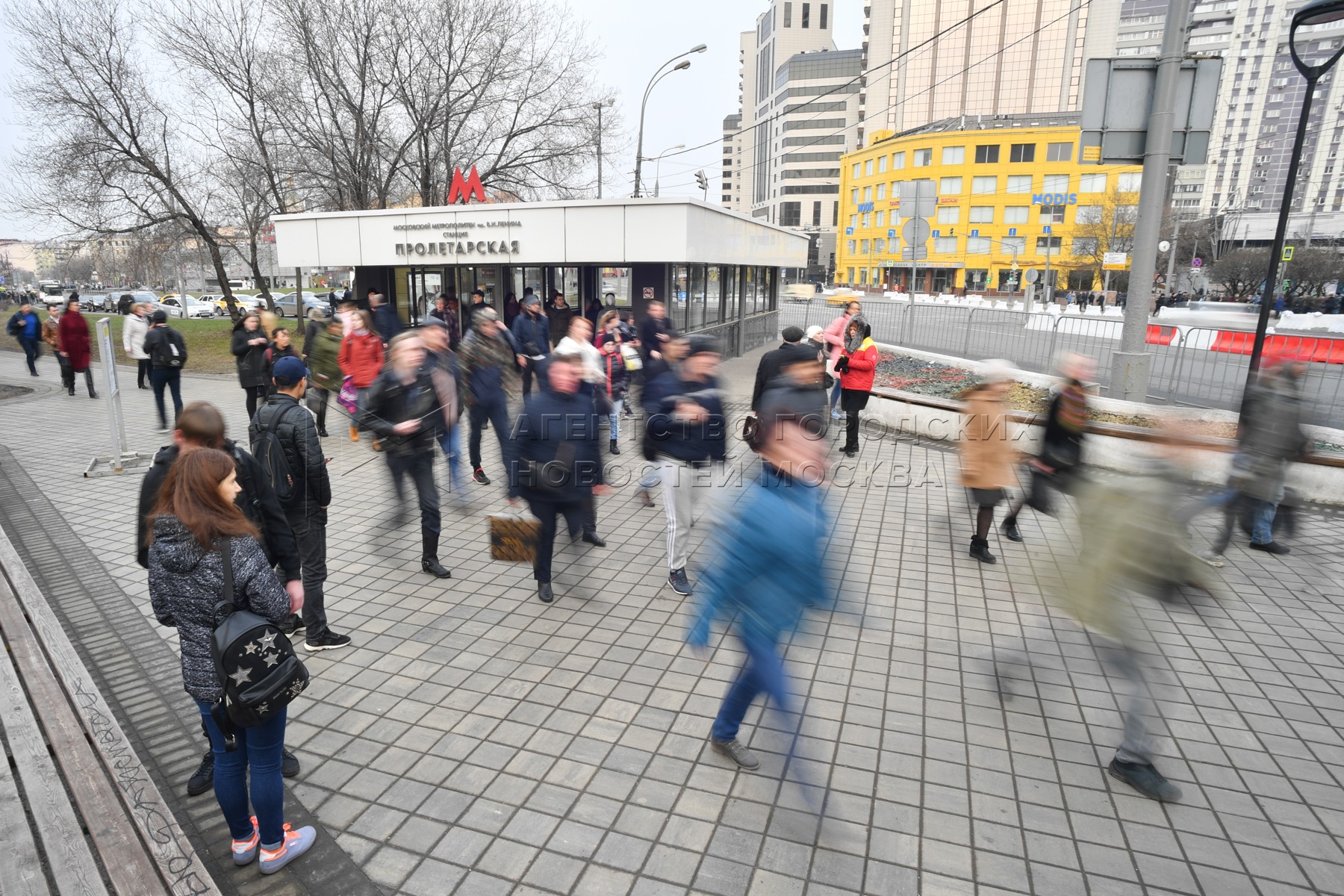 Около закрылось. Гостиный двор подземный переход Санкт-Петербург. Метро Санкт-Петербург Невский проспект пешеходный переход. Пешеходы Невский проспект Гостиный двор. Подземный пешеходный переход СПБ.