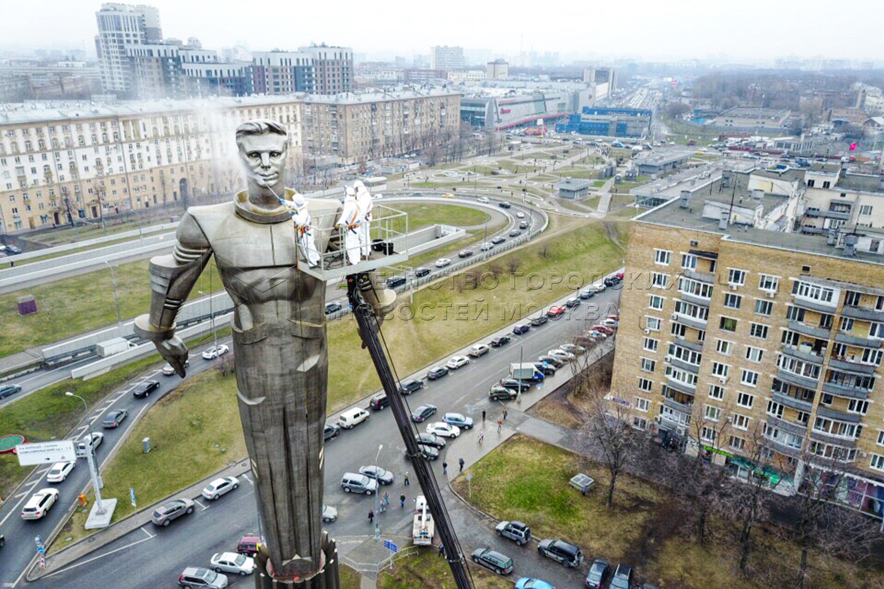 памятник юрия гагарина в москве