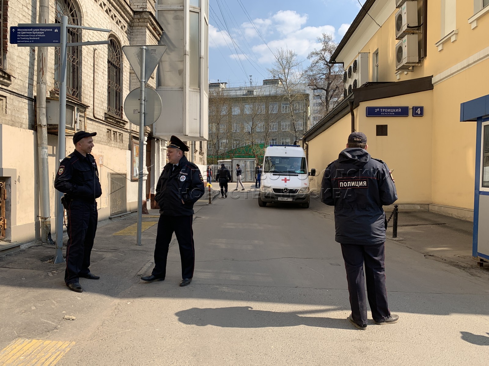 Снимать полицию. Посольство Венесуэлы в Москве. Полиция на крыше. Бишкек милиция оцепление посольство Беларуси. Московская полиция разогнала мужчин оцепивших посольство Франции.