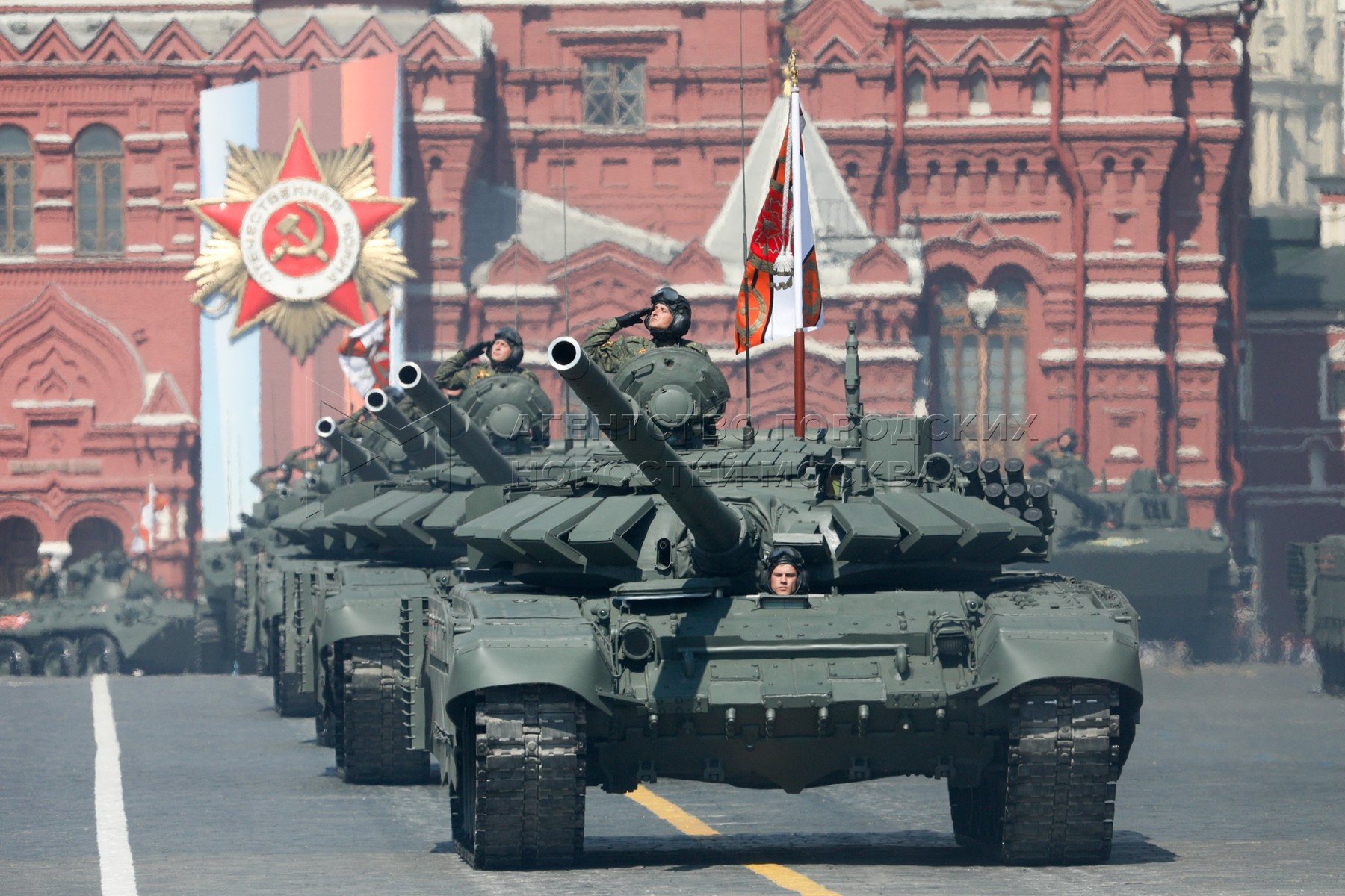 Звук военной победы. Парад военной техники. Военная техника на параде Победы. Парад 9 мая Военная техника. Танк на параде.