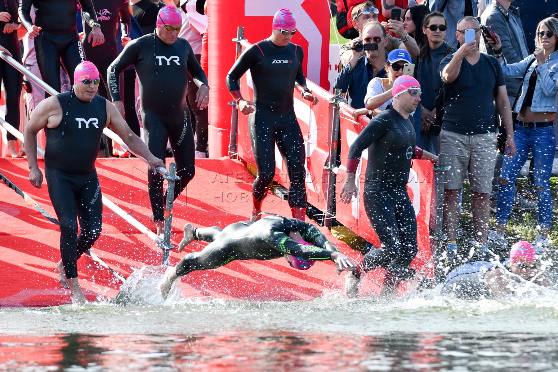 Вода крылатское. Заплыв Ironman в Крылатском. Крылатское заплыв чемпионов. Крылатское заплыв на открытой воде. Гребной канал заплывы на открытой воде.