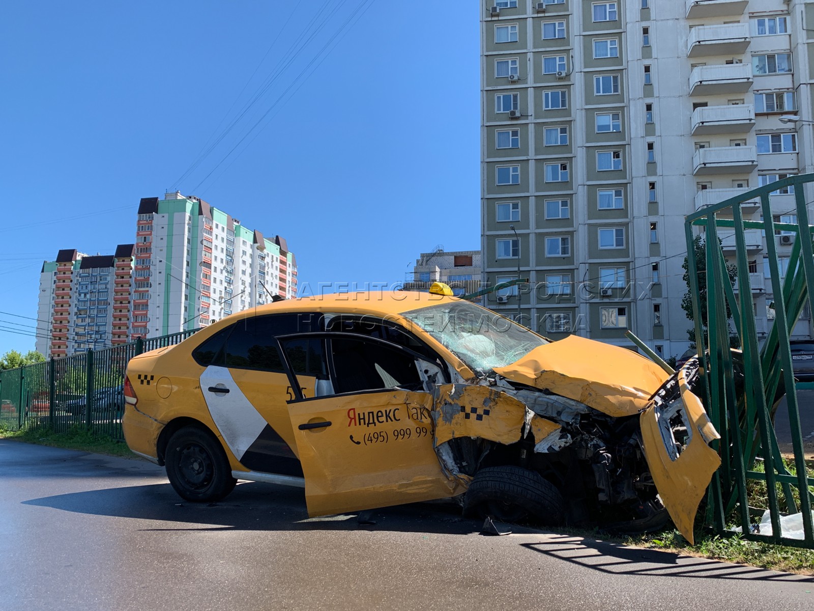 Такси отрадный. Авария в Москве с участием такси. Яндекс такси авария Москва. Аварии с такси в Московской области.