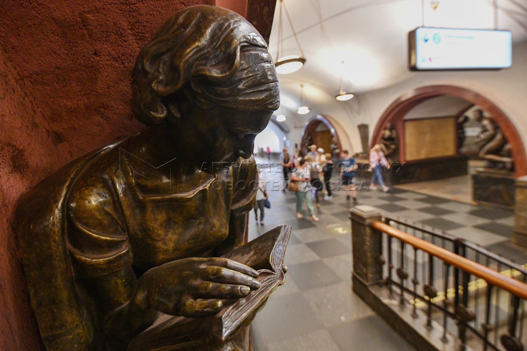 Студентка скульптура на станции метро площадь революции