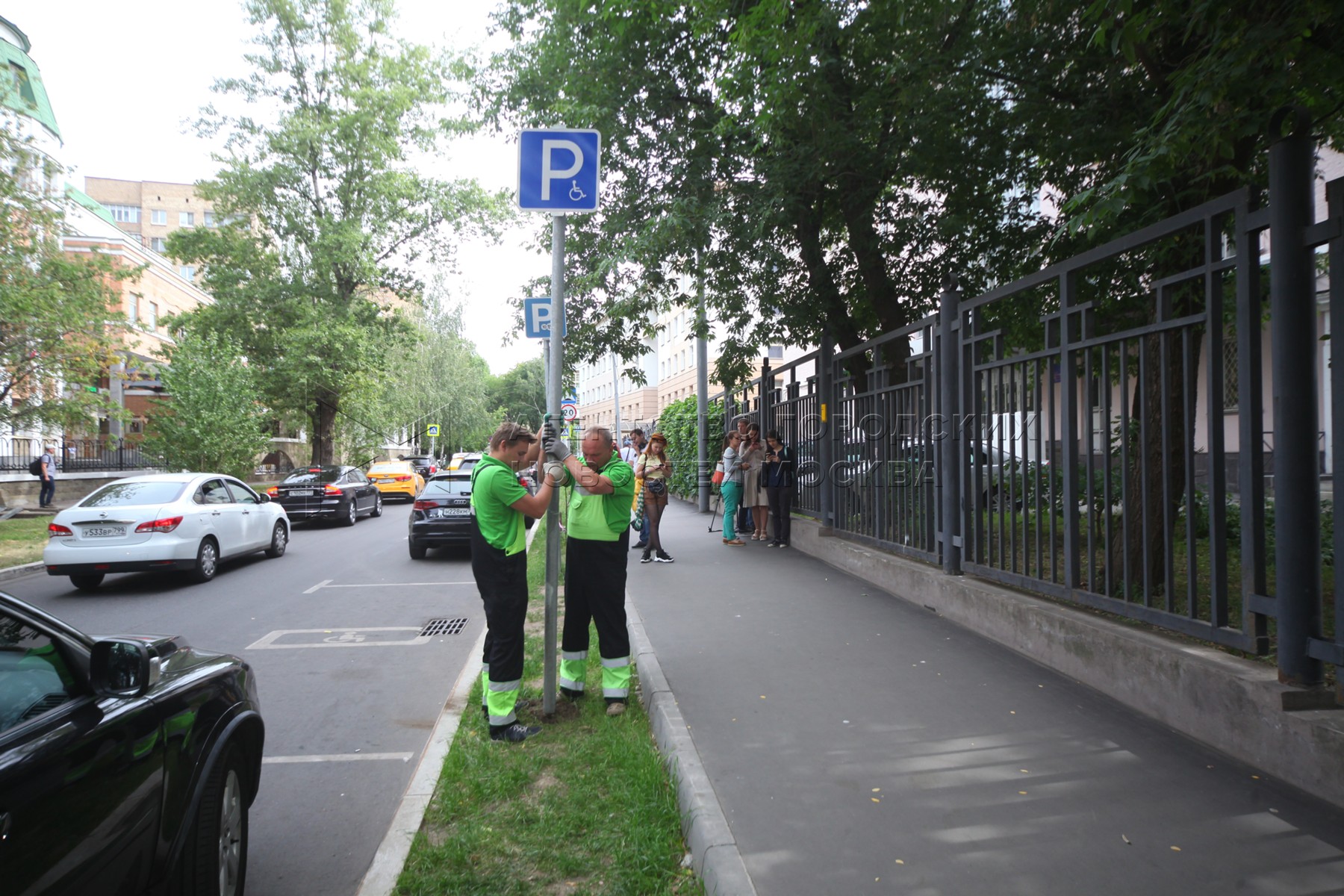 Можно ли парковаться инвалидам на платной парковке. Парковка для инвалидов в Москве. Инвалидные парковочные места Москва. Московский паркинг для инвалидов. Парковочных мест для инвалидов около поликлинни.