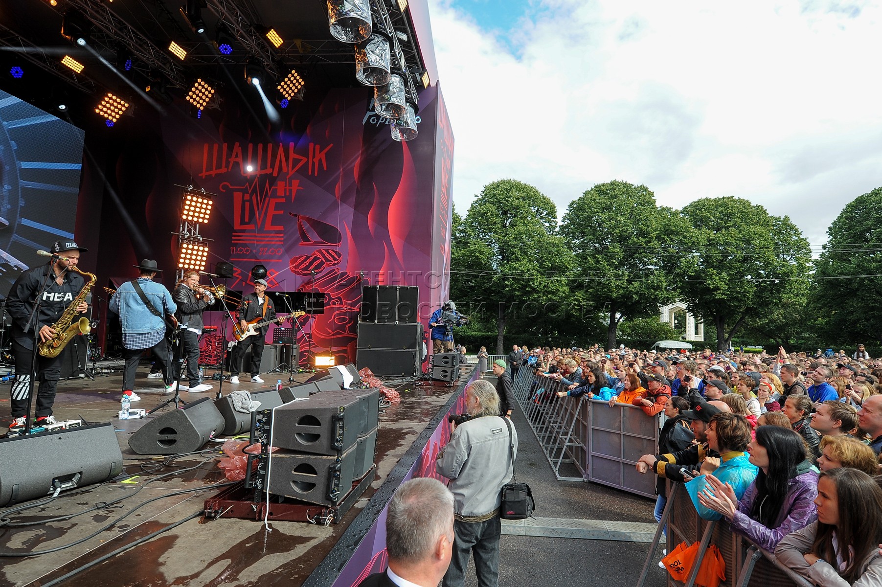 Парк горького группа 2022. Концерт муз-тв. Парк горького день города концерт. Парк горького 2019. Концерт на радио дача.