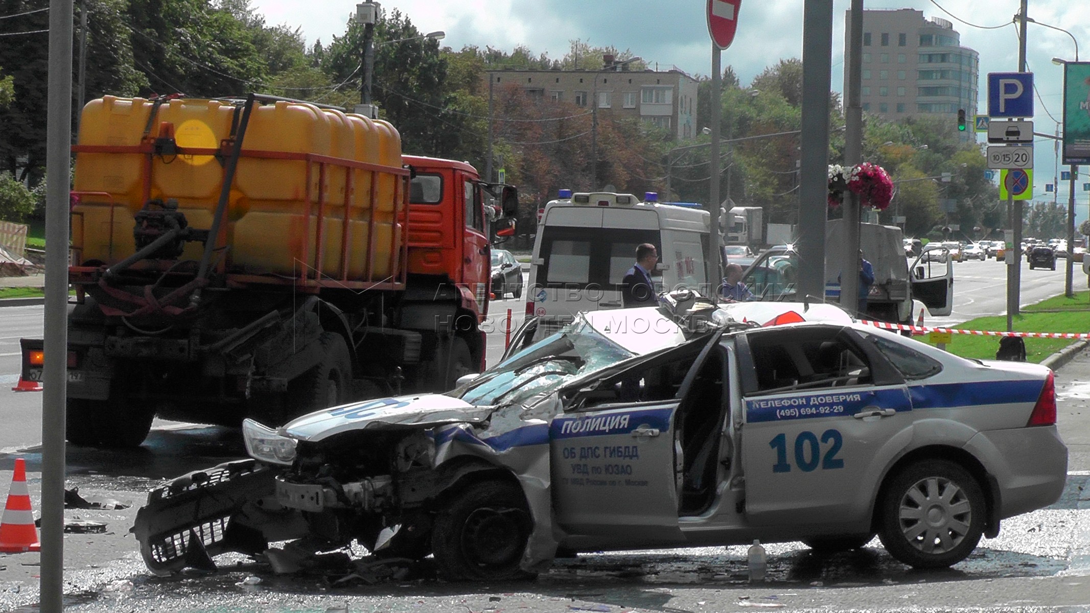 Полиция разбилась. ДТП на Севастопольском проспекте в Москве.. Столкновение с полицейской машиной. Разбитые машины полиции. Авария с полицейской машиной.