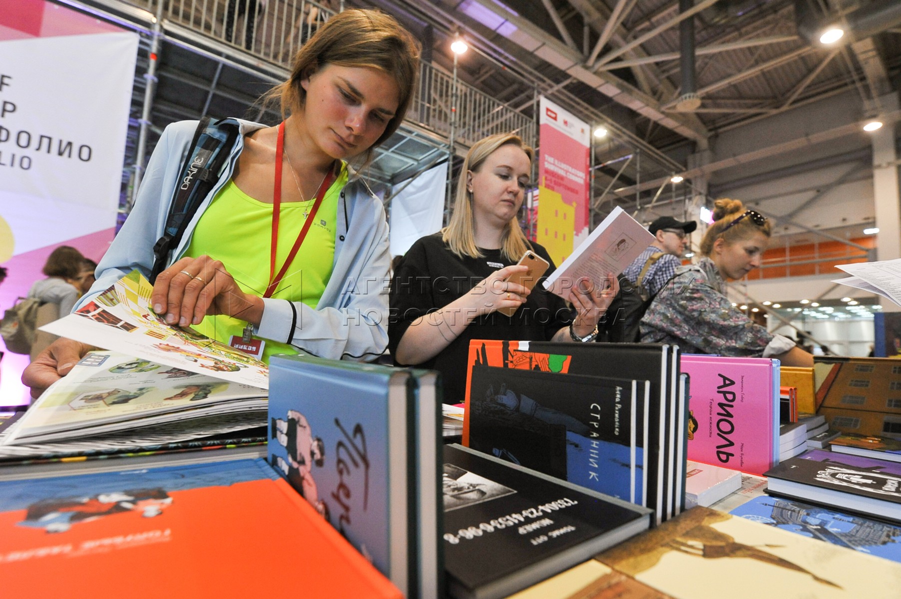 Открой московский. Московская Международная книжная ярмарка 2022. Московская Международная книжная выставка-ярмарка (ММКВЯ) 2022. Книжная выставка в манеже 2020. ММКВЯ 2022.