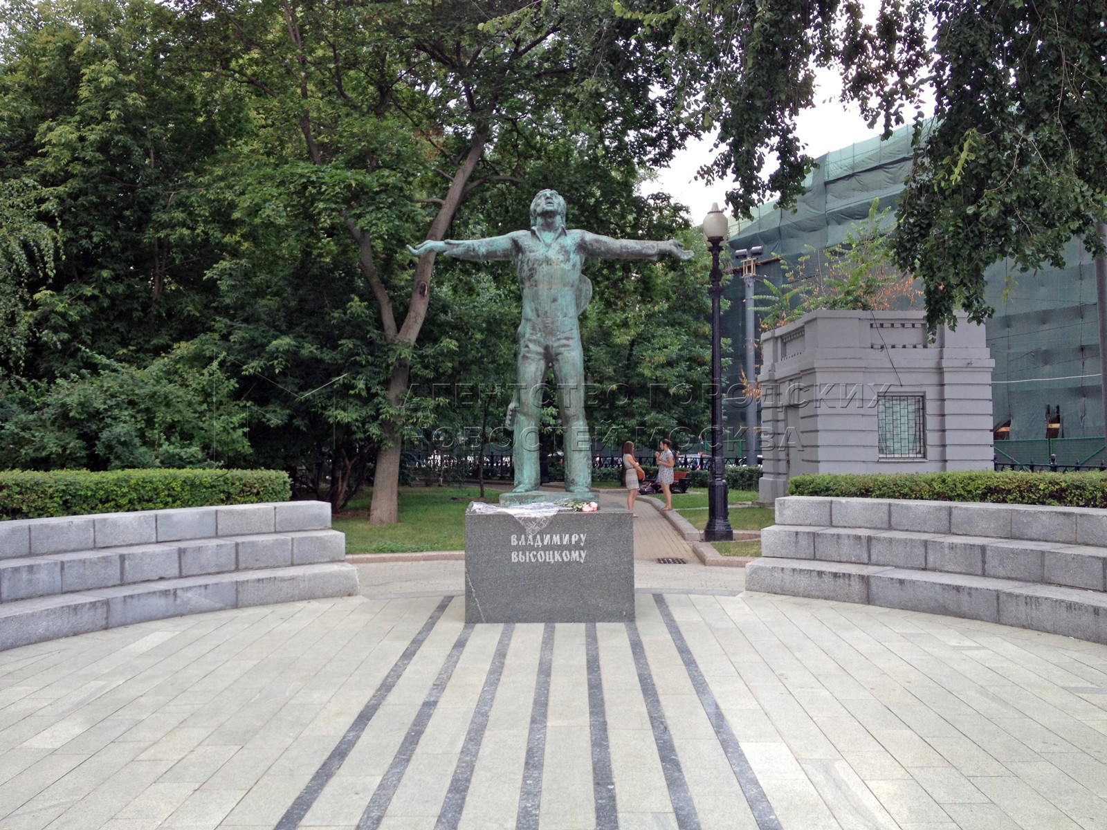 памятник высоцкому на бульваре в москве