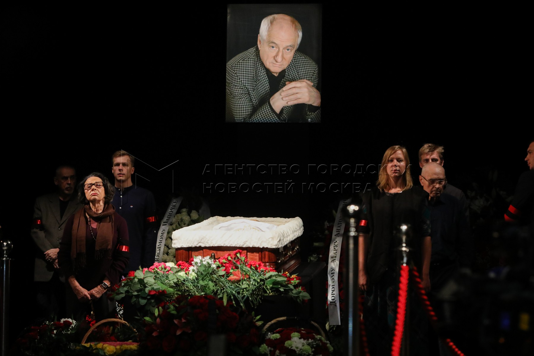 Захарова похоронят. Прощание с Марком Захаровым. Волчек на похоронах марка Захарова.
