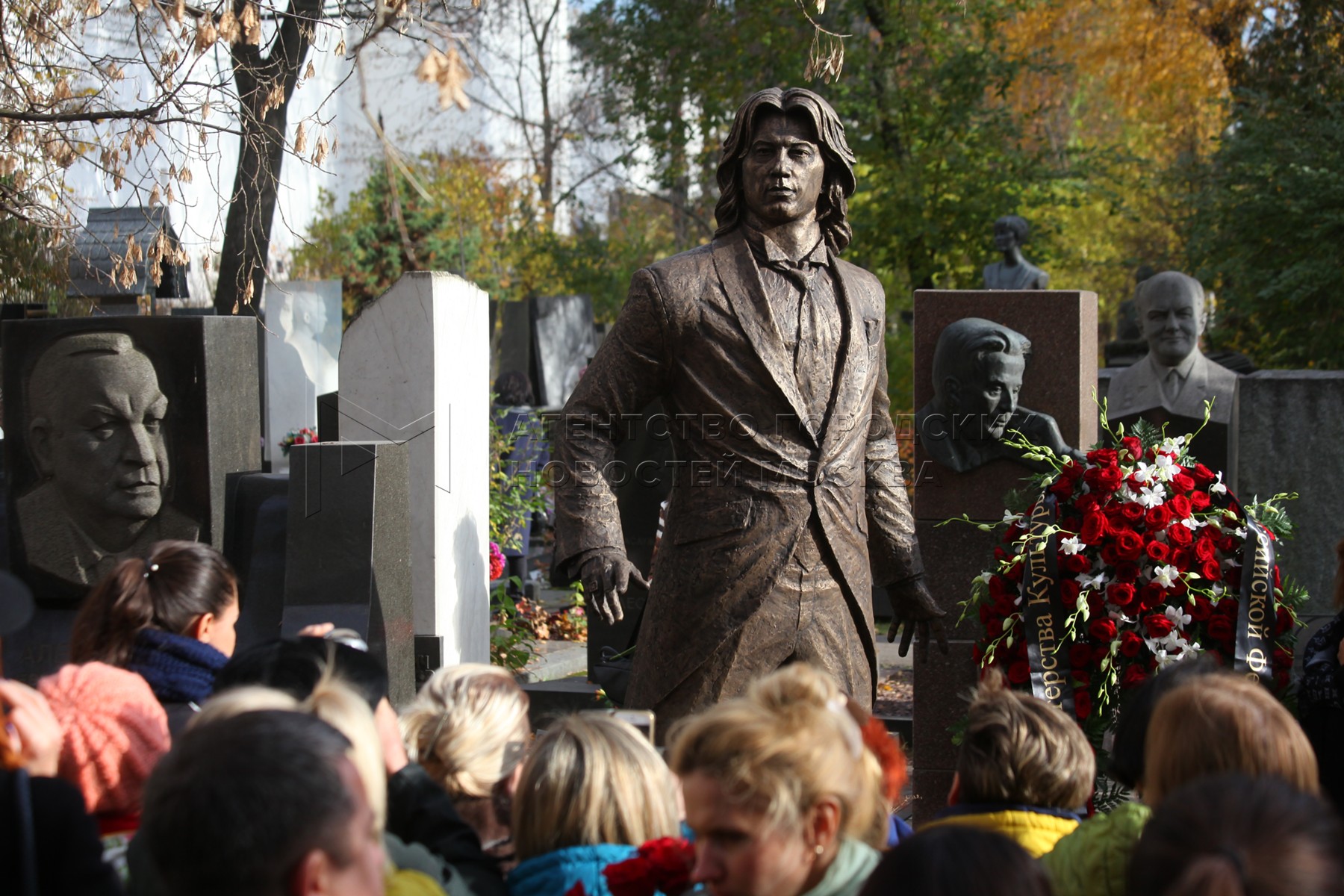 Памятник лановому на новодевичьем кладбище фото сейчас. Памятник Хворостовскому на Новодевичьем кладбище. Новодевичье кладбище Дмитрий Хворостовский. Памятник на могиле Хворостовского на Новодевичьем кладбище. Хворостовский Дмитрий памятник на Новодевичьем.