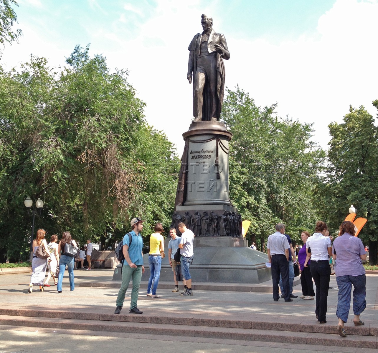 памятник грибоедову в москве