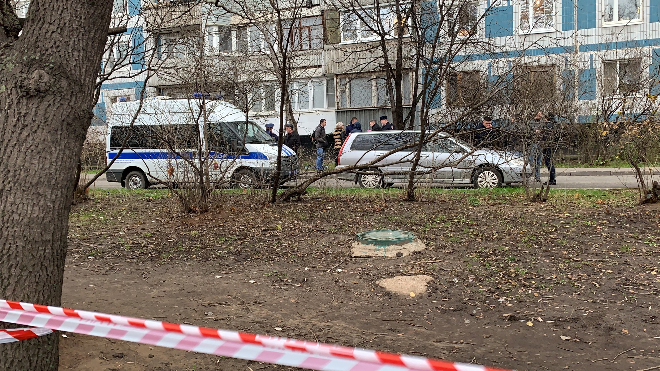 Москва выпал мужчина. Выпал из окна в Москве вчера. Женщина выбросилась из окна в Москве. В Москве женщина выпрыгнула из окна. Падение ребенка из окна в Москве сегодня.