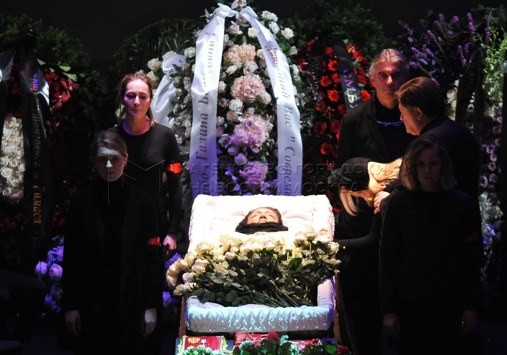 С кем рядом похоронен ширвиндт. Внучка Софии Ротару похороны. Могила Галины Волчек.