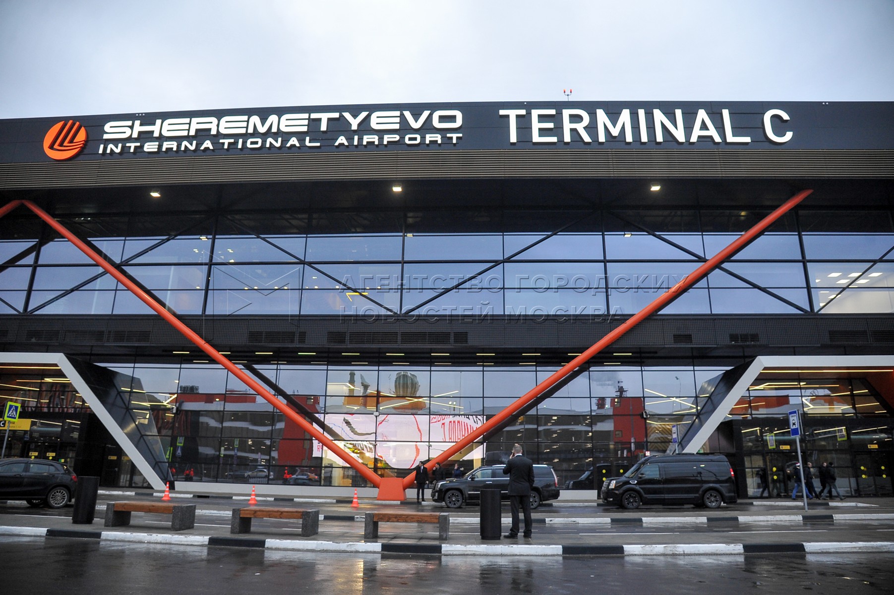 Вход в терминал с. Международный аэропорт Шереметьево терминал c. Аэропорт Шереметьево Москва терминал b. Аэропорт Москва Шереметьево терминал б. Terminal c Шереметьево.