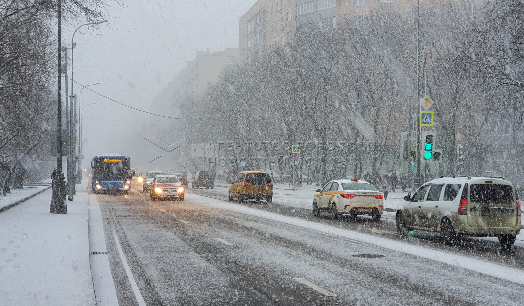 Ветер в москве сегодня когда закончится. Снегопад на дороге. Снегопад в Москве. Снегопад в Чертаново. Сильный снегопад в Москве.
