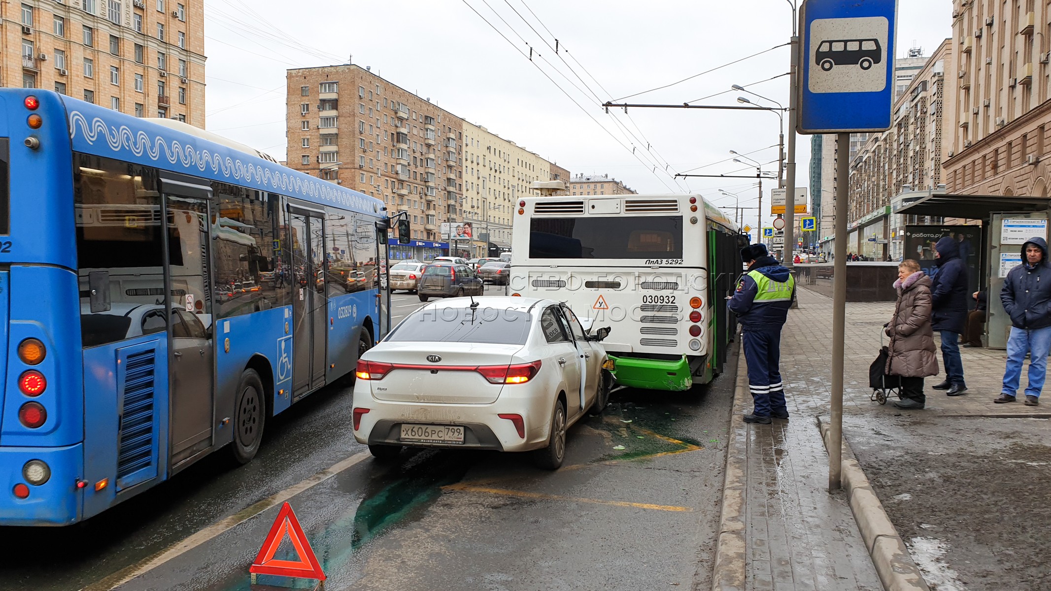 Автобус машины аварии. Аварии с автобусами 2020 Москва и Московская. Автобус врезался в машину. Москва ДТП автобус МКАД.