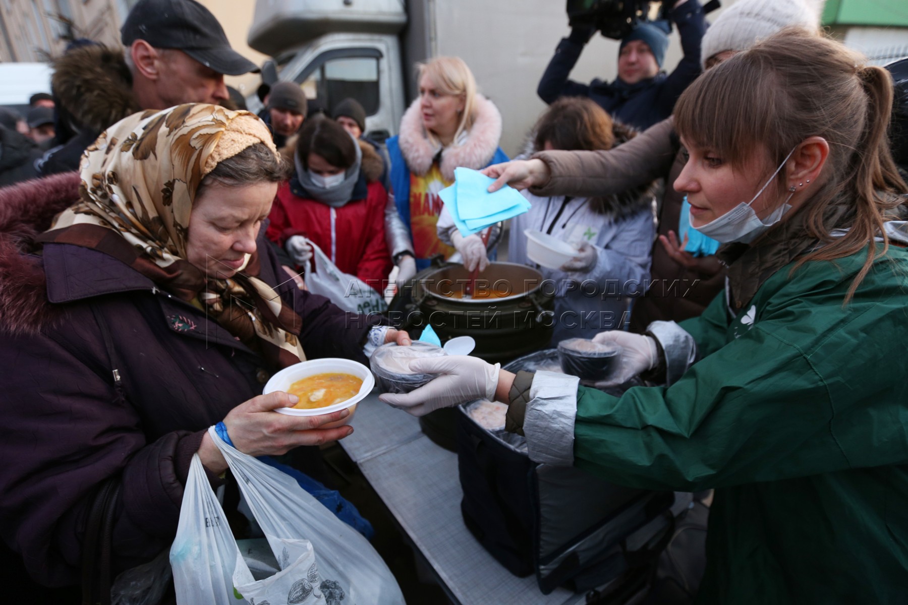 Волонтер продукты. Еда для бездомных. Раздача еды бездомным. Обеды для бездомных. Кормление бездомных.