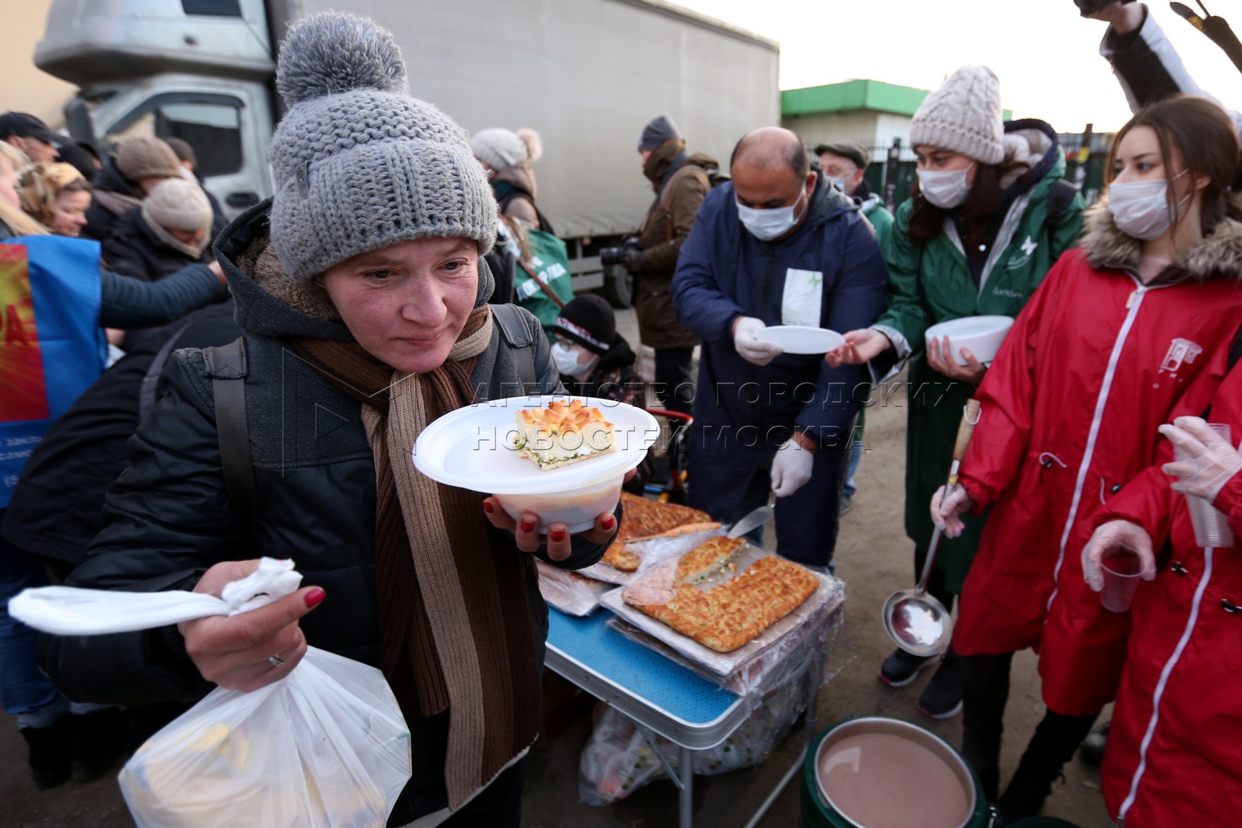 Еда для бездомных. Раздача еды бездомным. Питание бездомных. Раздают еду бездомным.