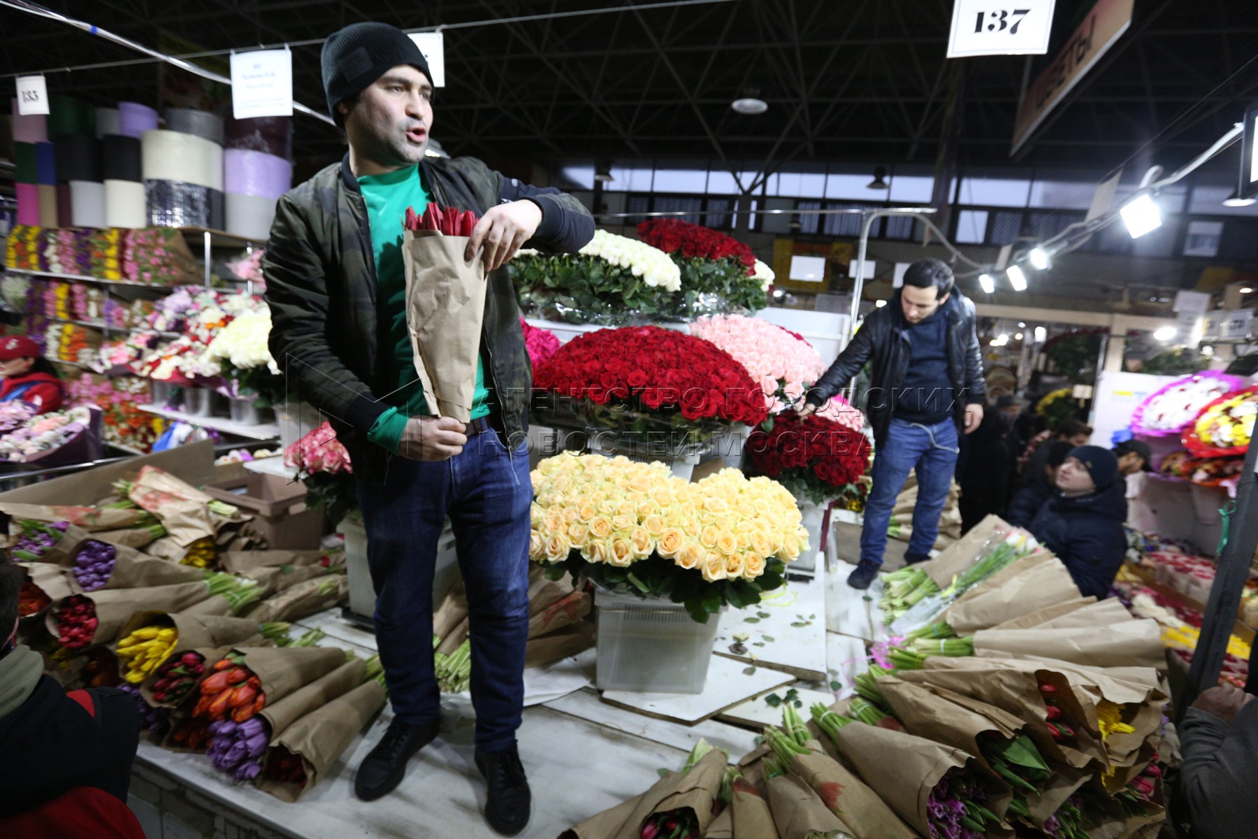 Как работает рижский рынок. Рижский цветочный рынок. Цветочный рынок в Москве.