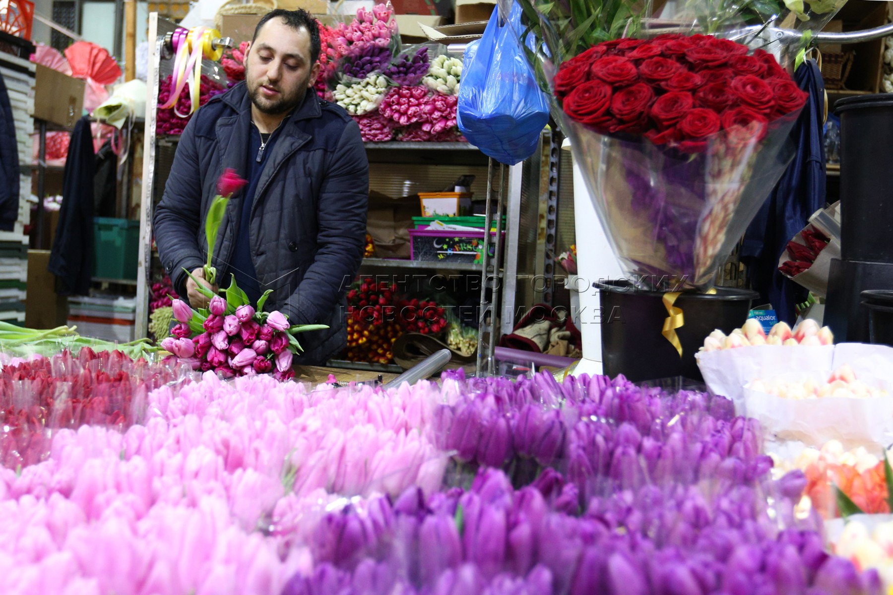 Сколько стоят тюльпаны на рынке. Пионы на Рижском рынке. Рижский рынок цветы. Рижский рынок тюльпаны. Рижский рынок букеты.