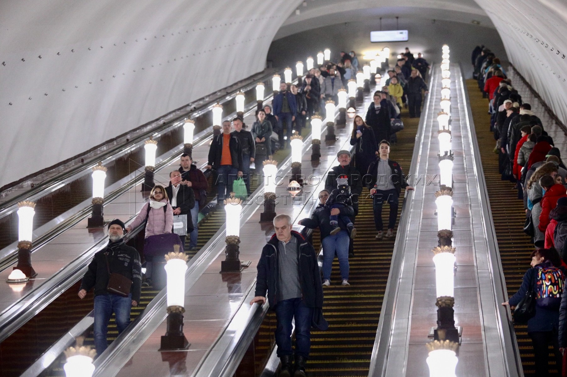 Метро последний номер. Люди в метро в Москве 2020. Коронавирус станции метро. Метро в час пик Москва ВДНХ. Метро очередь ВДНХ.