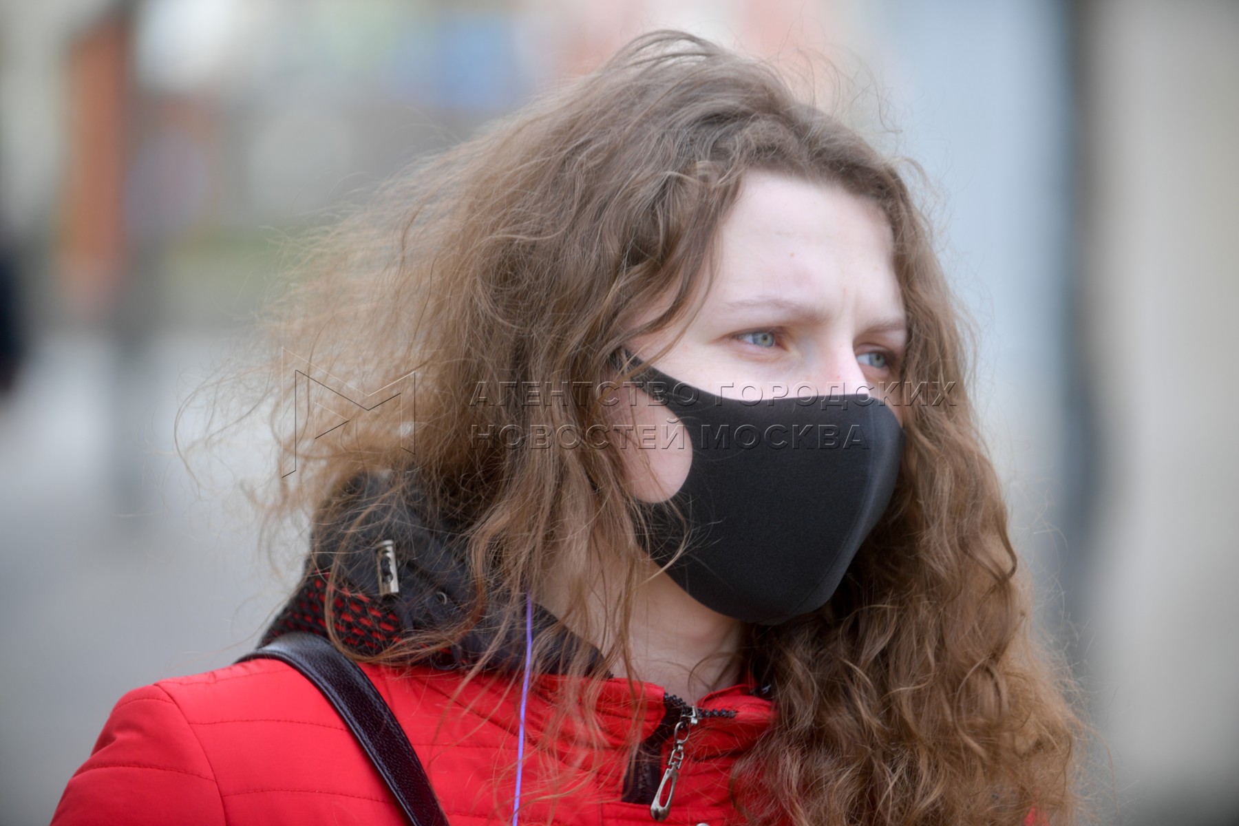 Девушка надела маску. Девушка в маске на улице. Маски в общественных местах. Люди в масках на улице. Ношение масок.