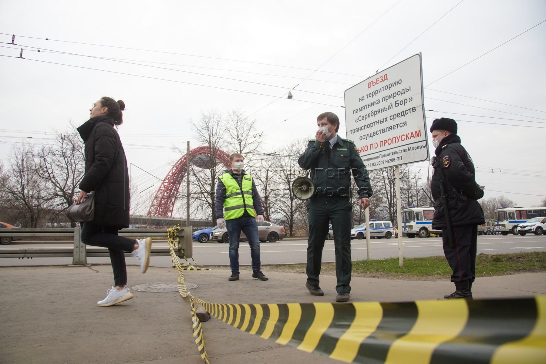 Нарушение 1. Москвичи нарушают карантин. Нарушитель самоизоляции. Нарушил карантин Москва. Нарушитель штраф.