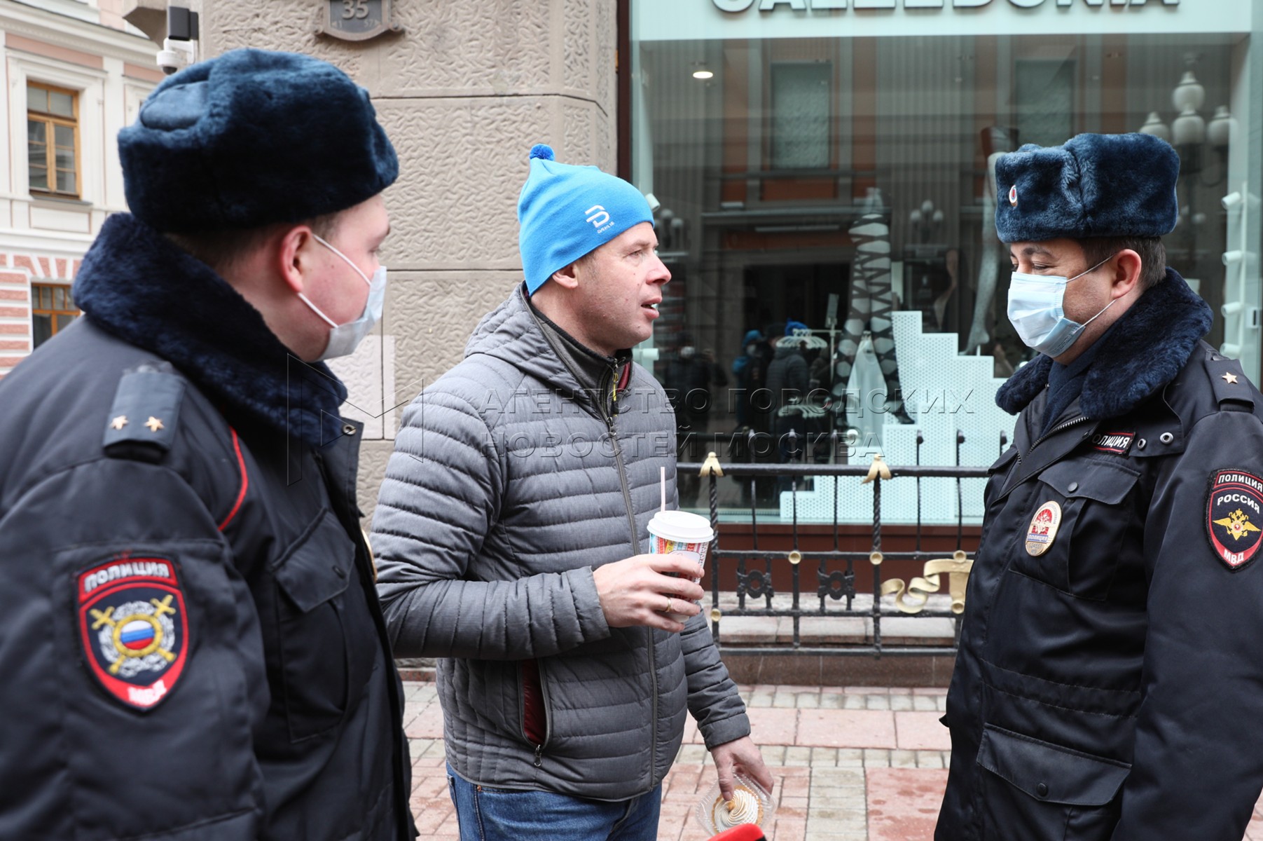 Нарушение правил 9. Полиция Москвы. Полиция в масках. Штраф за маску в Москве. Полицейский в маске.