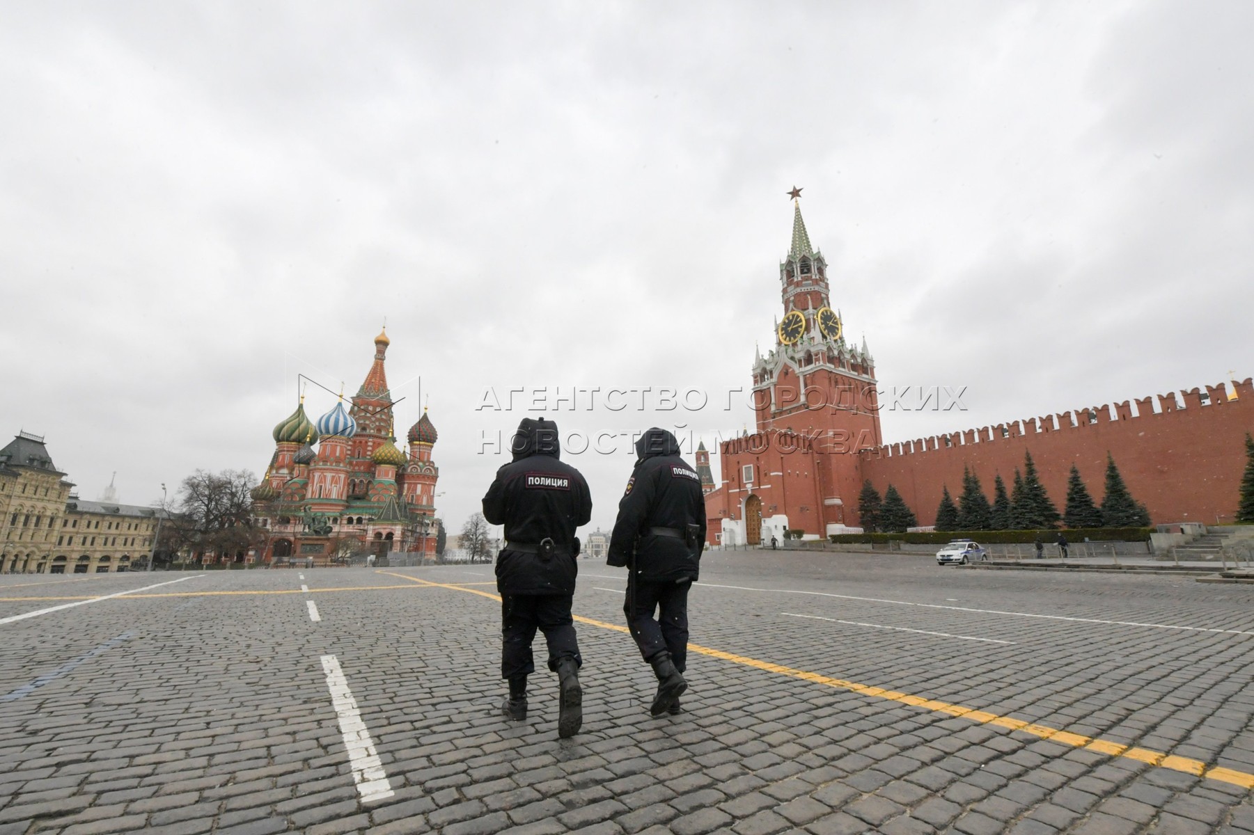 Пустая москва. Пустые улицы Москвы коронавирус. Пустая Москва коронавирус. Путин на пустой улице. Пустая Москва из за коронавируса.