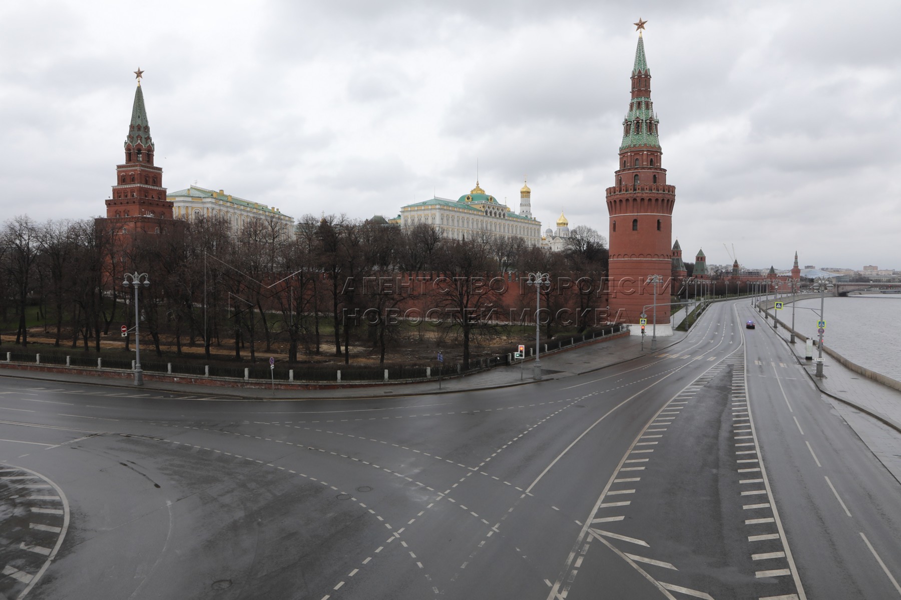 Москва ввод. Вид на Боровицкий холм с Патриаршего моста. Москва понравилась.