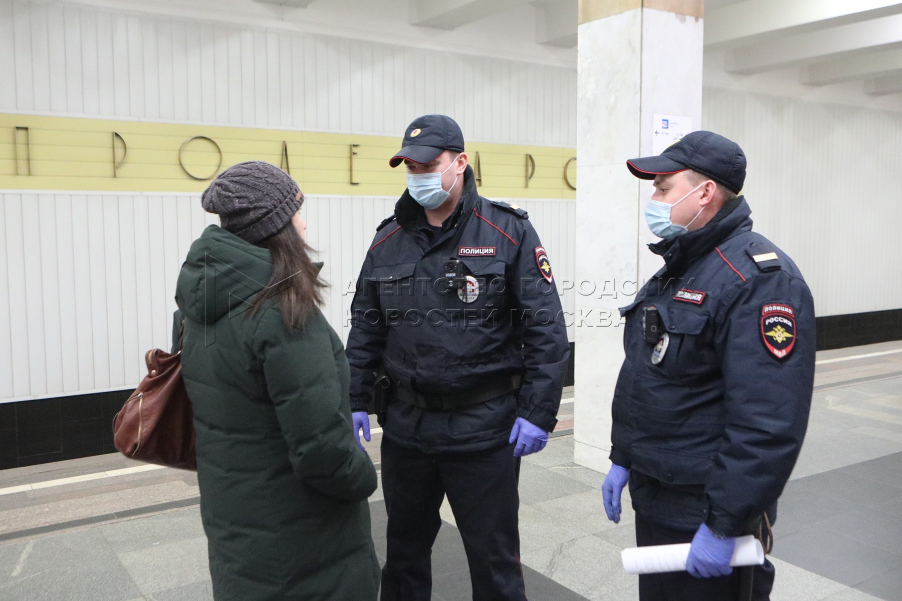Москва оштрафовано. Полицейский с нарушител. Полиция выписывает штраф. Полицейские в масках Москва. Полицейские нарушения это.
