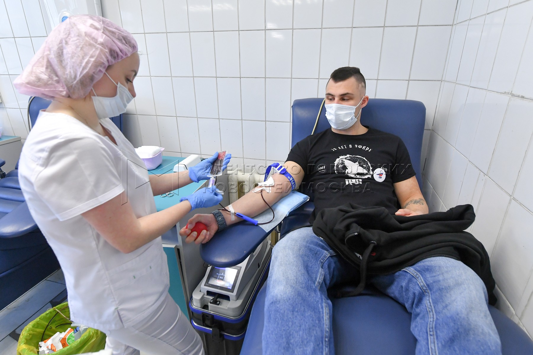 Мужской донор. Переливание крови донорство. Переливание крови пациенту.