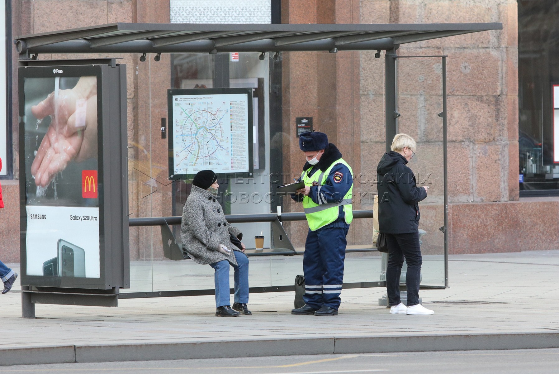 Первые ограничения в москве. Ограничения фото. Метро закрыто. Пилоны СПБ остановки.