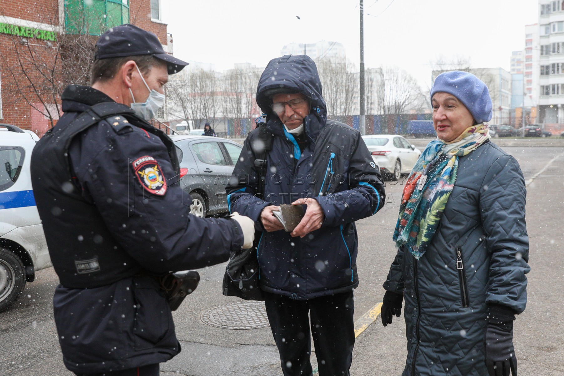 Полицейские проверяют телефоны. Полицейский проверяет документы. Полицейский представляется. Москва полиция проверяет документы.