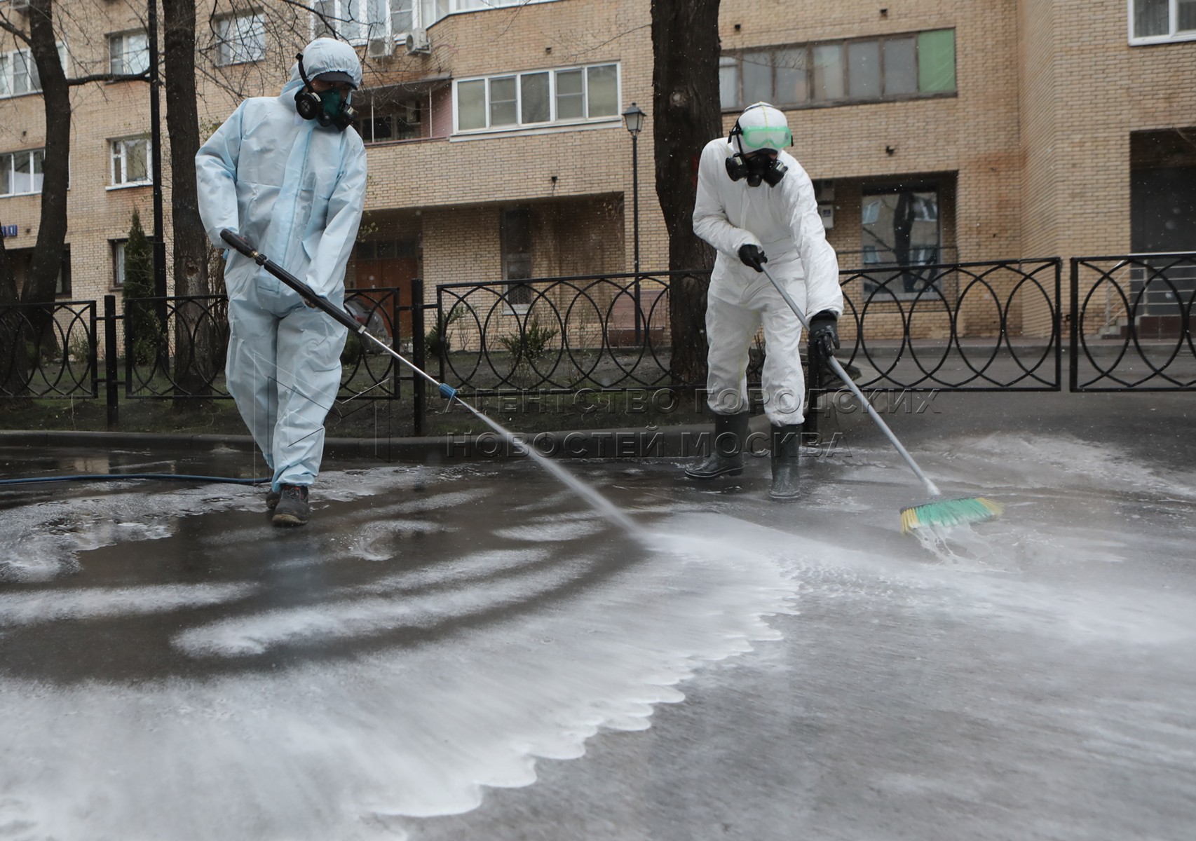 Для очистки собственной территории. Дезинфекция улиц в Москве от коронавируса. Дезинфекция Якутск. Дезактивация территории. Дезактивация зданий и сооружений.