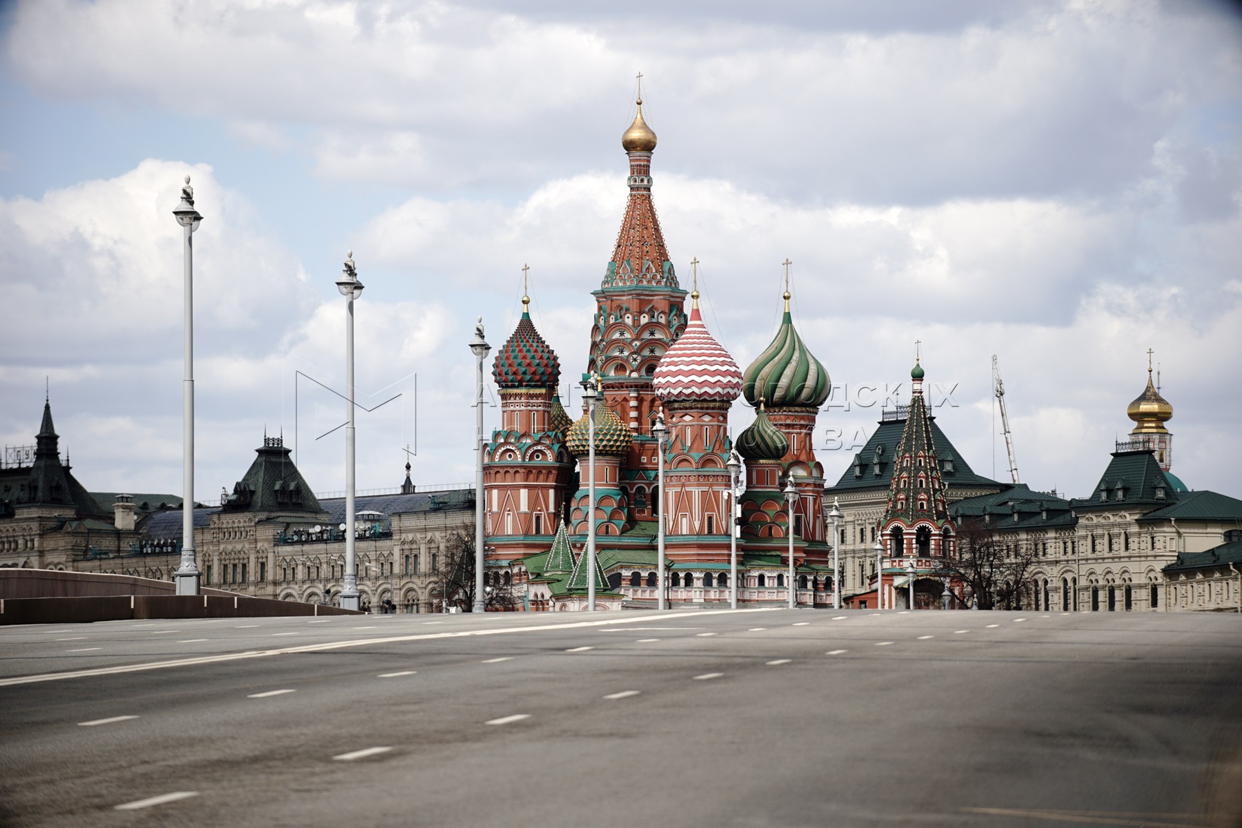 Moscow may. Кремлевская набережная 9 мая Москва. Москва улица Кремль 9.