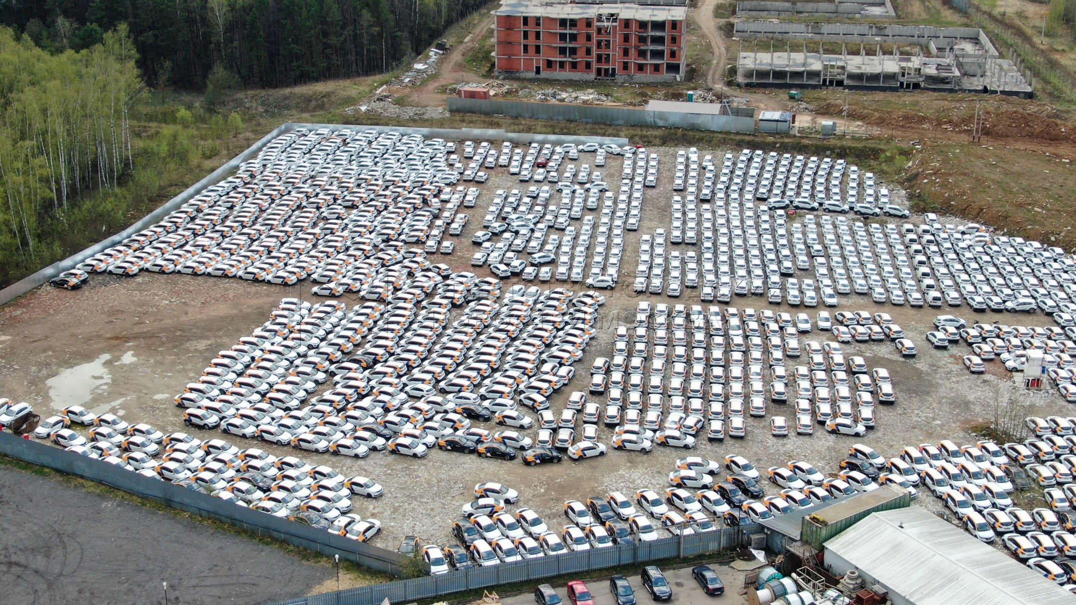 Работа в москве домашняя стоянка. Стоянка новых автомобилей. Кладбище новых автомобилей. Стоянки невостребованных автомобилей.