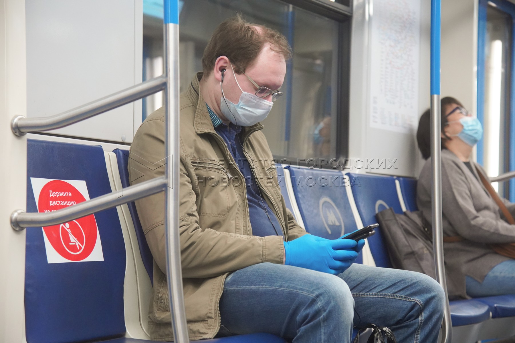 Маски общественные места. Люди в масках в метро. Люди в масках в транспорте. Люди в масках в Московском метро. Ношение масок в общественных местах.