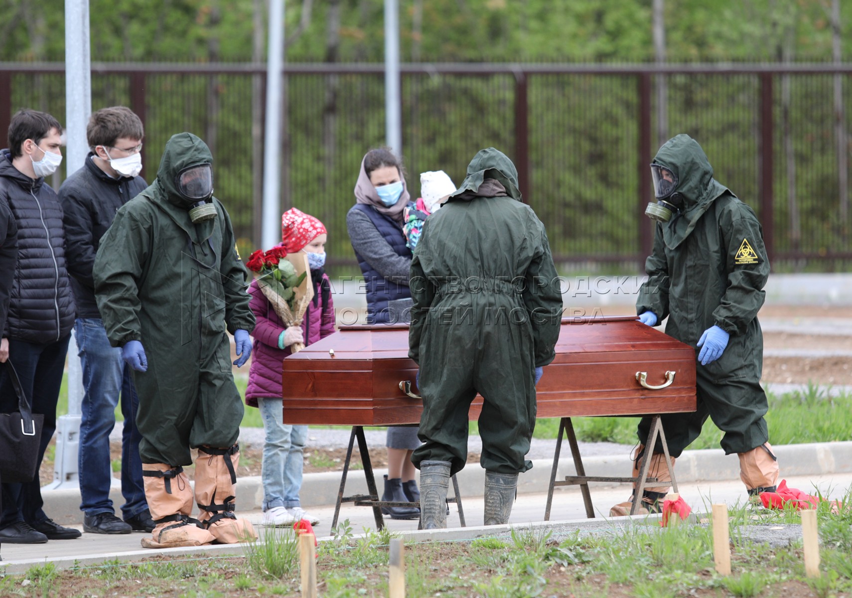 Сколько людей погибает в москве в день. Кладбище коронавирусных в России.