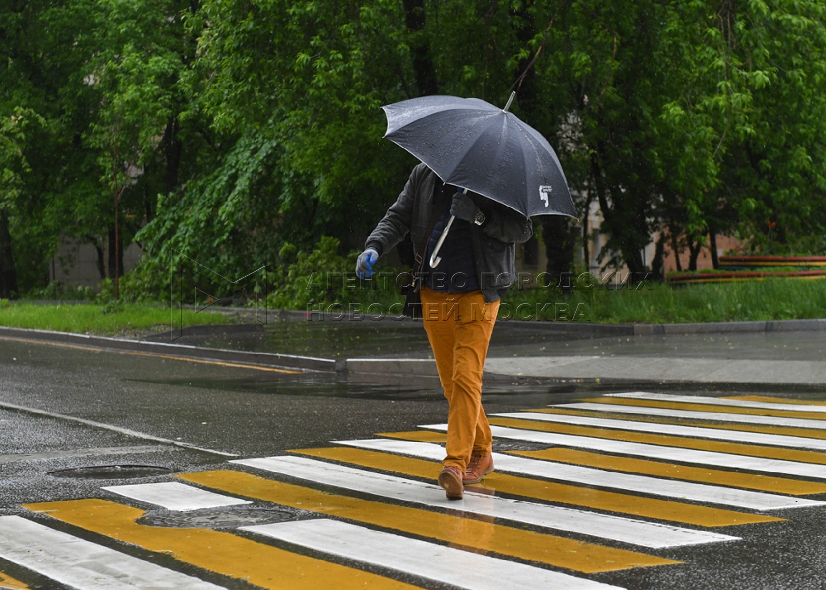Желтый уровень воздушной опасности. Дождливая Москва. Желтое предупреждение о Дожде. Дождь Майский дождь. Оранжевый уровень гроза.