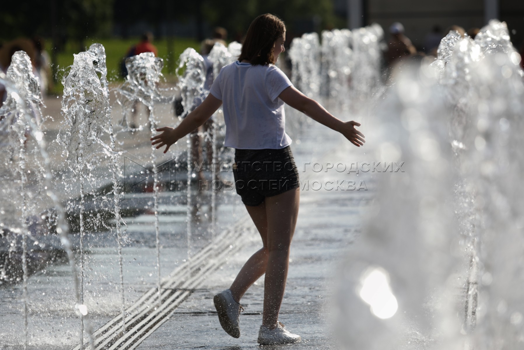 В жаркие дни здесь было. Жара фонтан. Лето жара город. Жаркое лето в Москве. Жара лето фонтан люди.