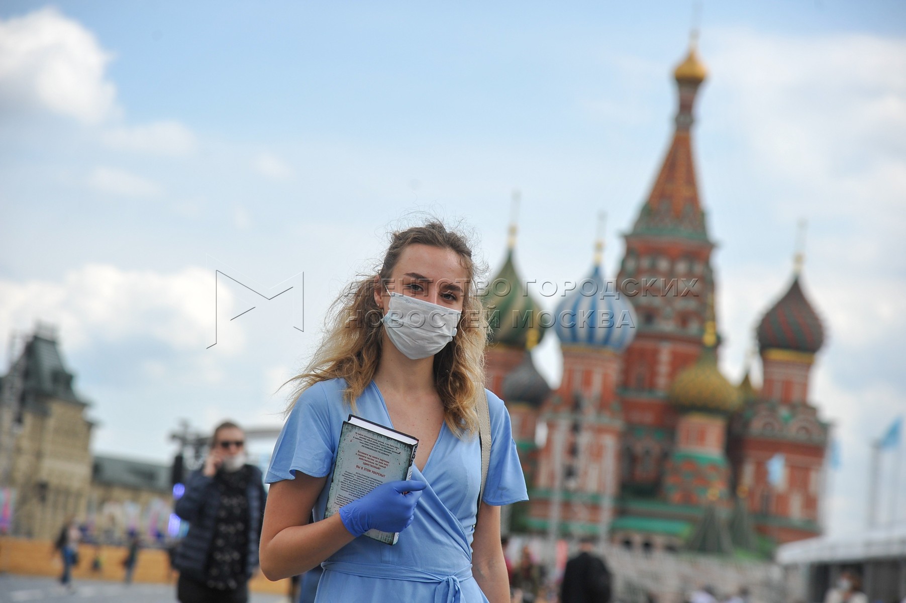 Ситуация в москве. Россияне фото. Люди в медицинских масках на улице летом. Люди в масках Москва лето. Коронавирус в Москве.