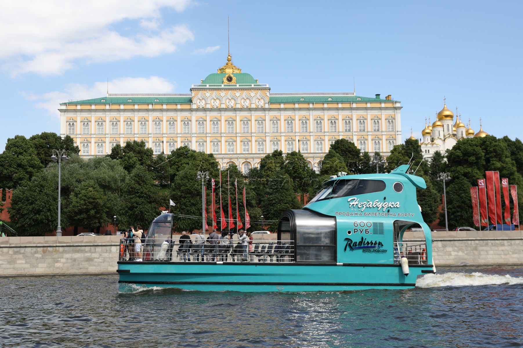 Электронные адреса судов москвы. Парад судов Москва красивое фото.