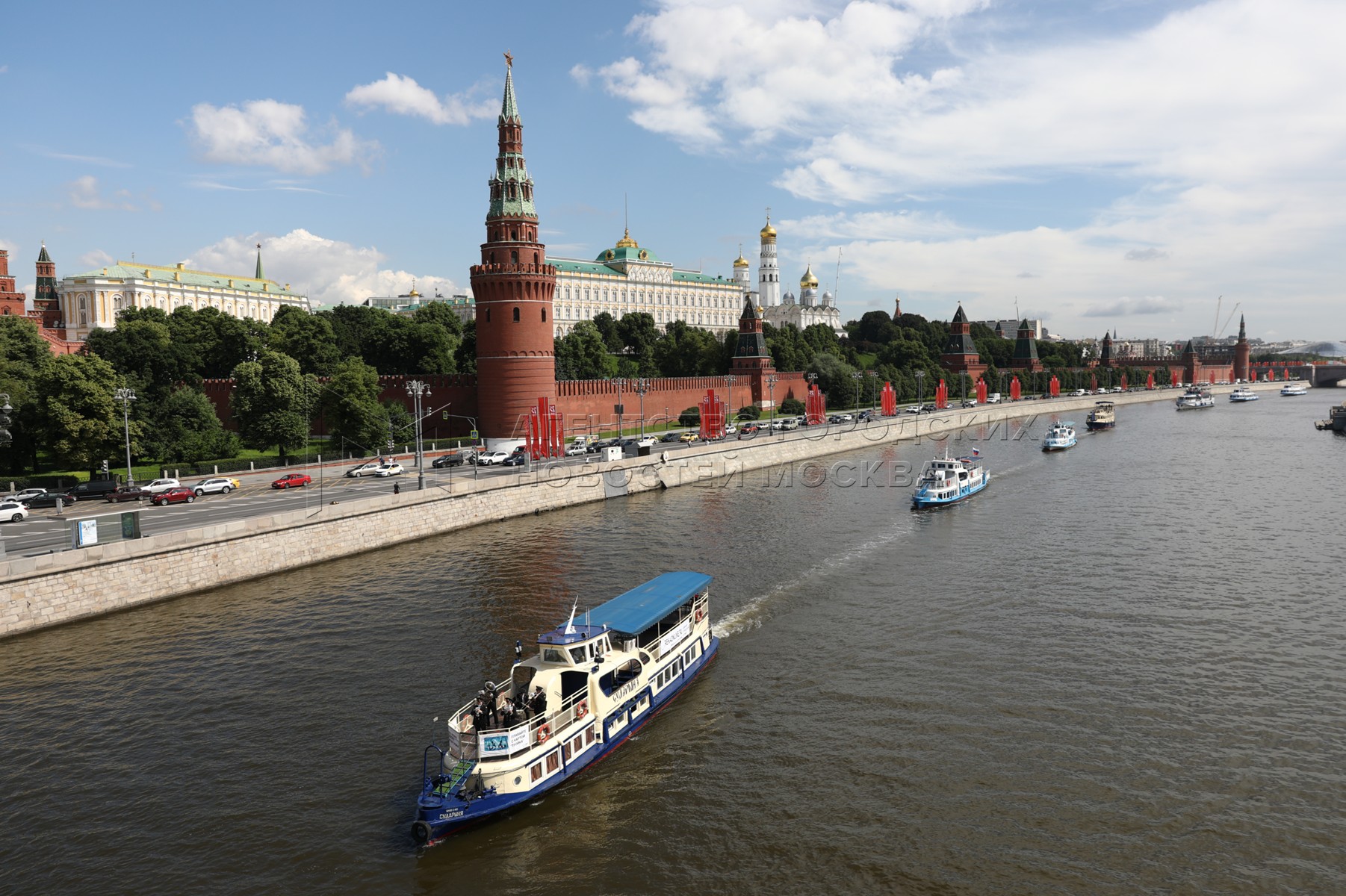 Речные москва река. Москва река в Москве. Навигация по Москве реке 2021. Москва расположена на реке Москва. Парад теплоходов.