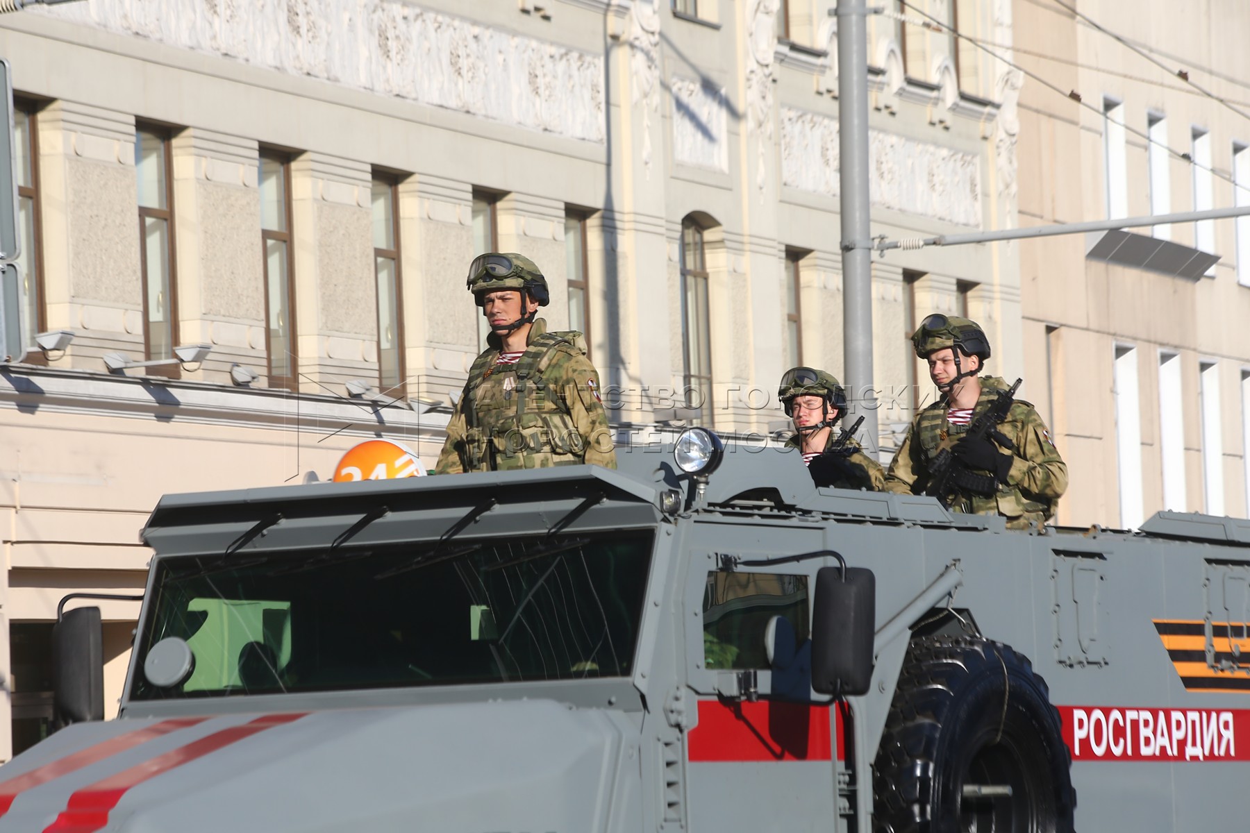 Проезд военнослужащих. Сколькоедигиц техники в параде Победы 2021. Из парка печатник поедет техника на парад в Москве. Когда выставляют спецтехнику перед 9 мая СПБ.