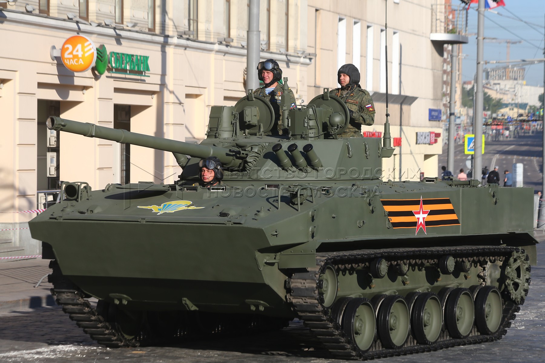 Перед техника. Уран 9 на параде. Техника перед парадом.