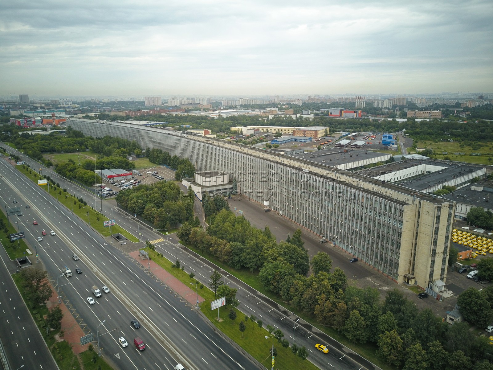 Самый длинный дом в москве. НИЦЭВТ на Варшавском шоссе. Лежачий небоскреб на Варшавском шоссе. Здание НИЦЭВТ на Варшавском шоссе. Самый длинный дом Варшавское шоссе 125.