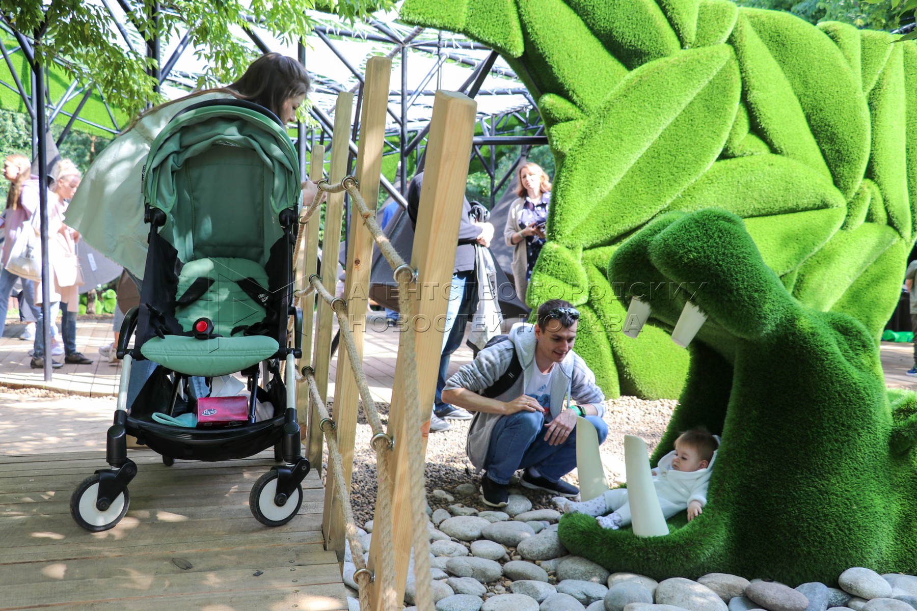 Парк Крылатское с зелеными фигурами - это уникальный космос, где природа и искусство переплетаются